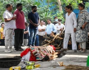 गुरुग्राम परिवार के 5 लोगों का अंतिम संस्कार, आंसू और सदमे