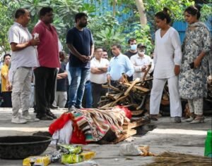 गुरुग्राम परिवार के 5 लोगों का अंतिम संस्कार, आंसू और सदमे