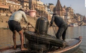 2 क्विंटल और 2500 साल पुराने शिवलिंग का अनुमान…, वाराणसी में गंगा किनारे भारी-भरकम शिवलिंग मिलने से लोग हैरान