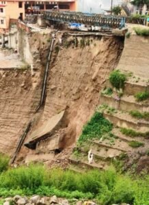 भारी बारिश से भूस्खलन की कहर, पूरे हिमाचल में सड़कें बंद नदियाँ उफनती हैं