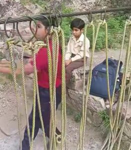 मंडी के स्कूली बच्चों ने असुरक्षित झूले पर बांध का पानी पार करते हुए जान जोखिम में डालकर स्कूल पहुंचा