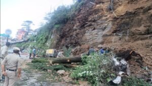 भूस्खलन से शिमला का कार्ट रोड अवरुद्ध हो गया, यातायात बाधित राज्य में 18 जुलाई तक जारी रहेगी बारिश