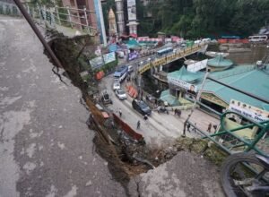 शिमला में भूस्खलन से कार्ट रोड पर यातायात बाधित, कोई हताहत नहीं