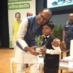 केंद्रीय मंत्री ने चंडीगढ़ में 1,400 से अधिक पौधे लगाने के लिए सेना के 5 वर्षीय अधिकारी के बेटे को सम्मानित किया