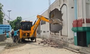 कुरुक्षेत्र के पुजारी पर हमला, आरोपी का घर, अवैध दरगाह को गिराया गया