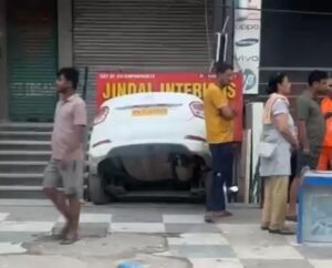 जीरकपुर: वीआईपी रोड पर कार ने कार को किया धक्का