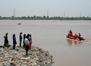 यमुना में बह गए 4 लड़कों का कोई निशान नहीं