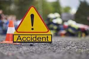 बस पेड़ से टकराई, एक की मौत, 10 घायल