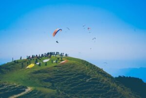 हिमाचल के कांगड़ा में पैराग्लाइडिंग, एडवेंचर एक्टिविटीज पर 2 महीने का मॉनसून बैन