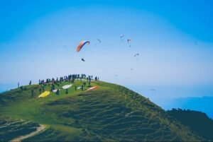हिमाचल के कांगड़ा में पैराग्लाइडिंग, एडवेंचर एक्टिविटीज पर 2 महीने का मॉनसून बैन