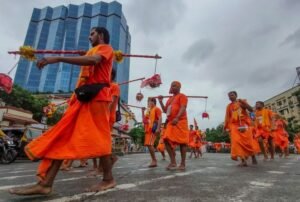 उत्तर प्रदेश के मुजफ्फरनगर में कांवड़ियों ने पिकअप वाहन में की तोड़फोड़