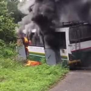 पालमपुर-चौकी खाले मार्ग पर लगी आग, एचआरटीसी की बस जलकर खाक