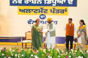 एस.आई.आर. का 100 प्रतिशत कार्य समय से पूरा करने वाले बी.एल.ओ. जगतार सिंह को उपायुक्त ने किया सम्मानित