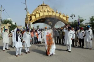 पंजाब के 20 जिलों में सड़कों पर उतरे, केंद्र की नीतियों की आलोचना