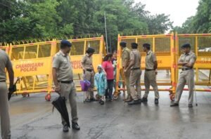 सेक्टर 32 में एसआईटी के सामने पेश हुए सुखबीर बादल के ट्रैफिक जाम से यात्री और माता-पिता प्रभावित