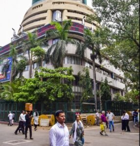 एचडीएफसी बैंक, एक्सिस बैंक में भारी बिकवाली से सेंसेक्स में 443 अंक की गिरावट