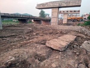 पठानकोट-मंडी राष्ट्रीय राजमार्ग पर जसुर शहर में गर्ली खड्डे में मिट्टी फेंकने से बाढ़ की आशंका बढ़ गई है