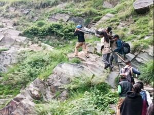 कांगड़ा जिले में साहस ने उड़ाई उड़ान: गंभीर रूप से बीमार चरवाहे को बचाने के लिए 13 सदस्यीय टीम ने 24 घंटे पैदल यात्रा की