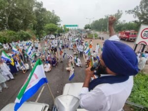 तस्वीरों में: शंभू के पास हरियाणा-पंजाब बॉर्डर पर किसानों का प्रदर्शन