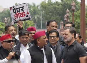 लोकसभा में छात्रों के विरोध प्रदर्शन को लेकर विपक्ष और सरकार के बीच टकराव अखिलेश ने संभाली अध्यक्ष, मांगी पीएम का बयान
