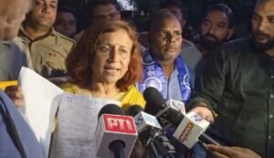 वांगचुक से मिलने की अनुमति नहीं मिलने पर गुरुग्राम के मेदांता अस्पताल के बाहर विपक्षी नेताओं ने किया प्रदर्शन