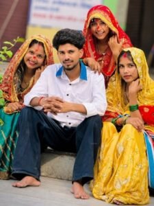 3 सोशल मीडिया स्टार बहनों ने अपने कैमरामैन से की शादी वायरल सेरेमनी पर पुलिस ने वयस्कों से पूछताछ की