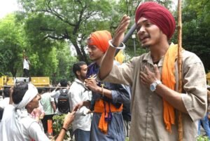 जंतर-मंतर पर प्रदर्शन कर रहे छात्रों के पीछे सिख कार्यकर्ताओं ने किया रैली, लंगर लगाया