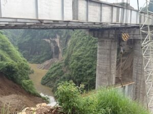 कांगड़ा में निर्माणाधीन रियुंद खुद पुल के पास पानी जमा होने से बाढ़ की आशंका