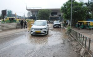 चंडीगढ़ रेलवे स्टेशन पर छत टपकने और एस्केलेटर से यात्रियों को परेशानी