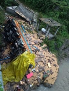 हिमाचल के कांगड़ा में 16 पहिया वाहन का खाई में गिरी, 2 की मौत
