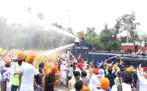 चंडीगढ़ में वारिस पंजाब दे मार्च: अमृतपाल की रिहाई की मांग को लेकर प्रदर्शनकारियों ने पानी की बौछारों का इस्तेमाल किया
