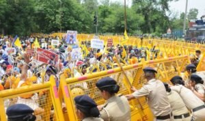 वारिस पंजाब डे के नेता मनप्रीत अयाली समेत 14 लोगों के खिलाफ बुधवार को चंडीगढ़ में प्रदर्शन करने के खिलाफ मामला दर्ज किया गया है।