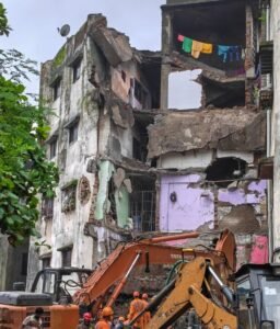 भिवंडी में चार मंजिला इमारत गिरी, 8 लोगों की मौत मलबे में दबे 4-5 लोगों के
