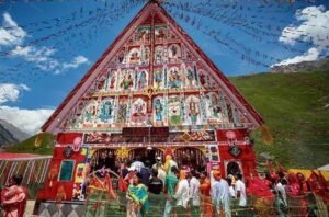 विकलांग महिला ने बाधाओं को पार करते हुए तिपहिया साइकिल पर 8 साल की मचैल माता तीर्थयात्रा जारी रखी