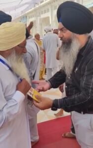 स्वर्ण मंदिर में श्रद्धालुओं से सीएम की फोटो वाली आईडी हटाने को कहा गया