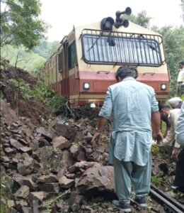 कालका-शिमला मार्ग पर भूस्खलन से रेल यातायात बाधित काथलीघाट से 107 यात्रियों को ले जाने के लिए 3 बसों की व्यवस्था
