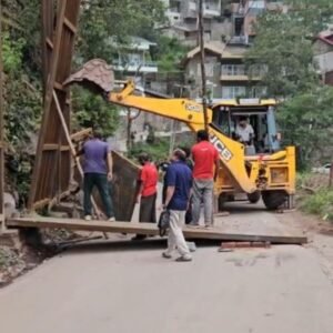 सीधी पहाड़ी कटाई से भूस्खलन, सनावर गांव-कसौली मार्ग अवरुद्ध