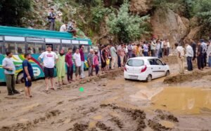 देशभर में मॉनसून का कहर जम्मू-कश्मीर और हिमाचल में बाढ़ का केंद्र बना महाराष्ट्र