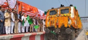 केंद्रीय मंत्री रवनीत सिंह ने नांदेड़-टनकपुर साप्ताहिक एक्सप्रेस को हरी झंडी दिखाकर रवाना किया