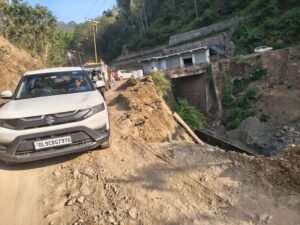 कसौली में पाइप बिछाने के लिए खोदे जाने के बाद मरम्मत नहीं की गई, सड़क वर्चुअल मौत का जाल