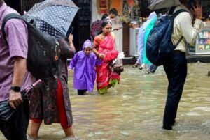 मुंबई में भारी बारिश के लिए आईएमडी ने जारी किया ‘ऑरेंज’ अलर्ट के बाद आज स्कूल और कॉलेज बंद