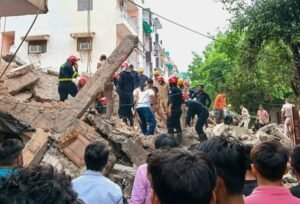 दिल्ली के रोहिणी में भारी बारिश के बीच मकान गिरा कई लोगों के फंसे होने की आशंका है