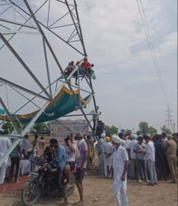 सिरसा में अधिग्रहित जमीन के मुआवजे की मांग को लेकर चढ़े बिजली के टावर