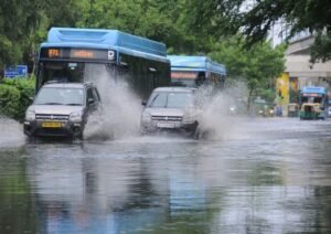 दिल्ली-एनसीआर में रातभर हुई बारिश, सड़कों पर जलभराव