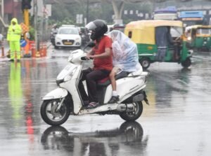 मॉनसून की तबाही: बाढ़, इमारत ढहने, पेड़ उखड़ने और जलभराव से पूरे भारत में अफरा-तफरी मच गई