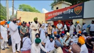 खालिस्तान विरोधी मोर्चा प्रमुख गुरसिमरन मांड की गिरफ्तारी की मांग को लेकर अंबाला पुलिस स्टेशन के बाहर सिख नेताओं ने किया प्रदर्शन,