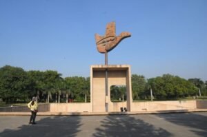 चंडीगढ़ के अधिकारी बौने मोहाली, पंचकूला के