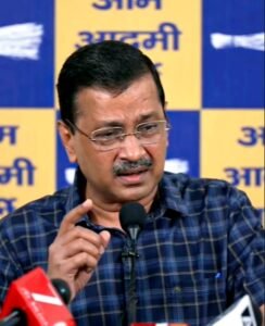 कैग की रिपोर्ट में पूर्ववर्ती केजरीवाल सरकार को नए सिरे से जांच के दायरे में लाया गया