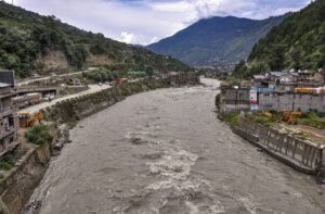 हिमाचल में बारिश, 124 सड़कें बंद, 6 जिलों में ऑरेंज अलर्ट