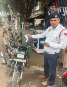 गुरुग्राम पुलिस ने 2.13 लाख रुपये के 51 चालान के साथ मोटरसाइकिल जब्त की